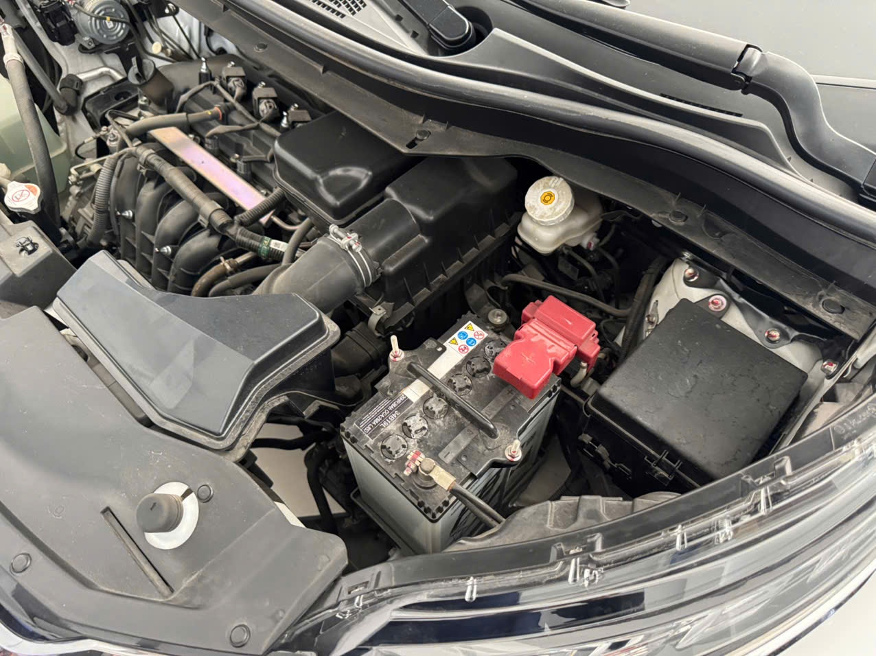 Mitsubishi Xpander Premium AT 2021 - Khoang động cơ 2