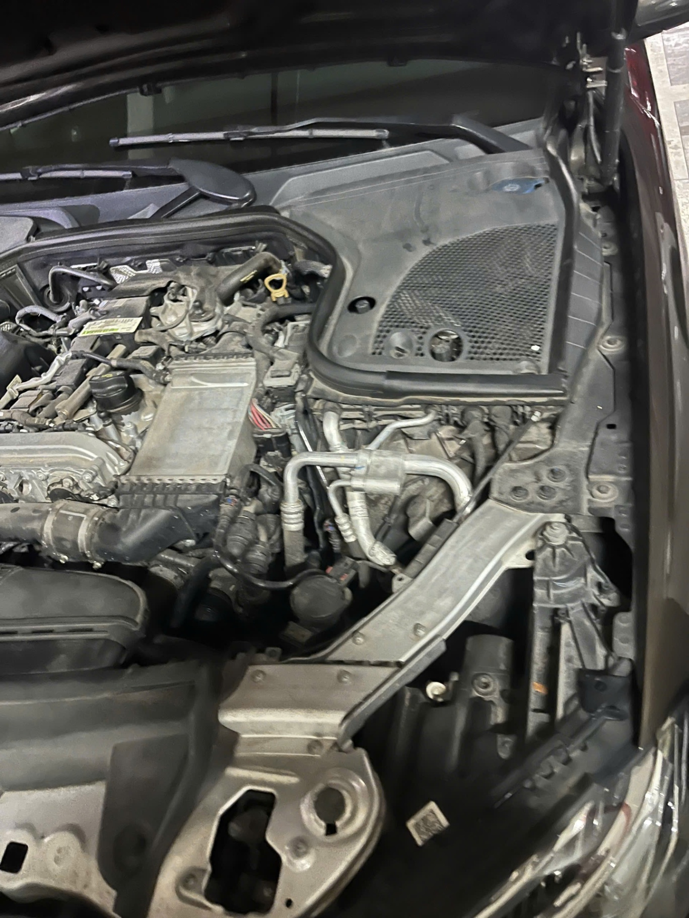 Mercedes E200 2017 - Khoang động cơ 1