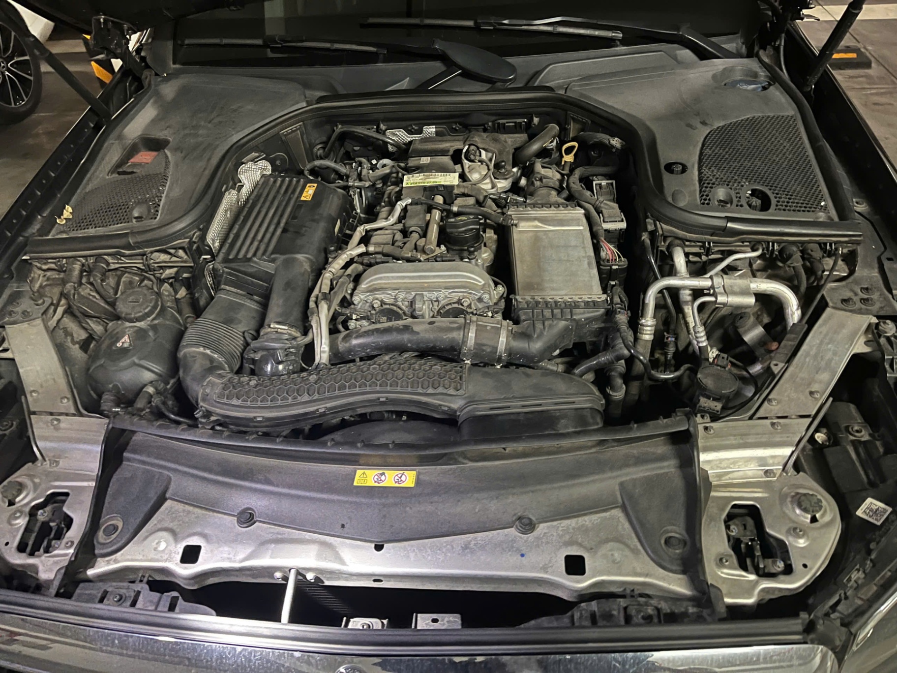 Mercedes E200 2017 - Khoang động cơ 2