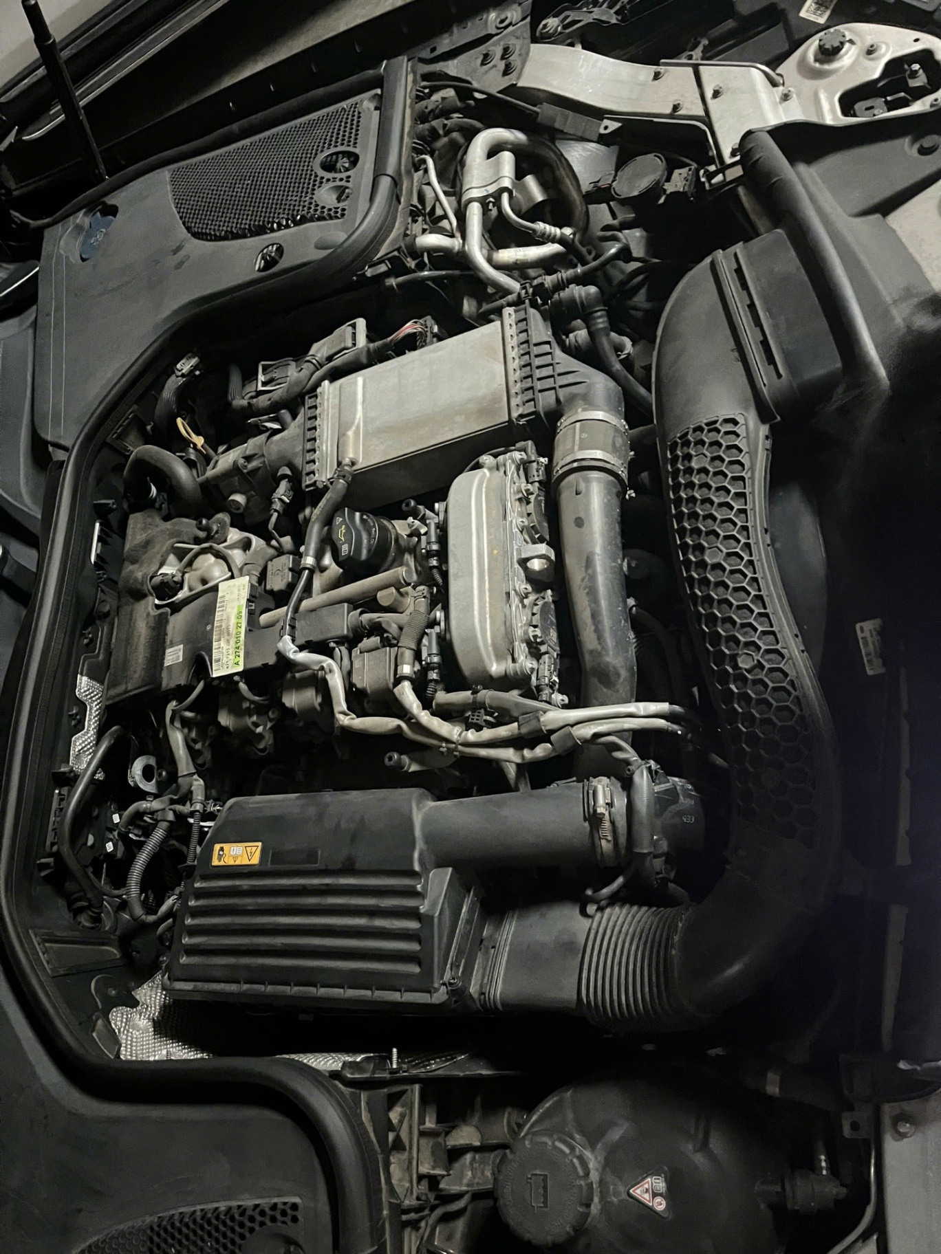 Mercedes E200 2017 - Khoang động cơ 4