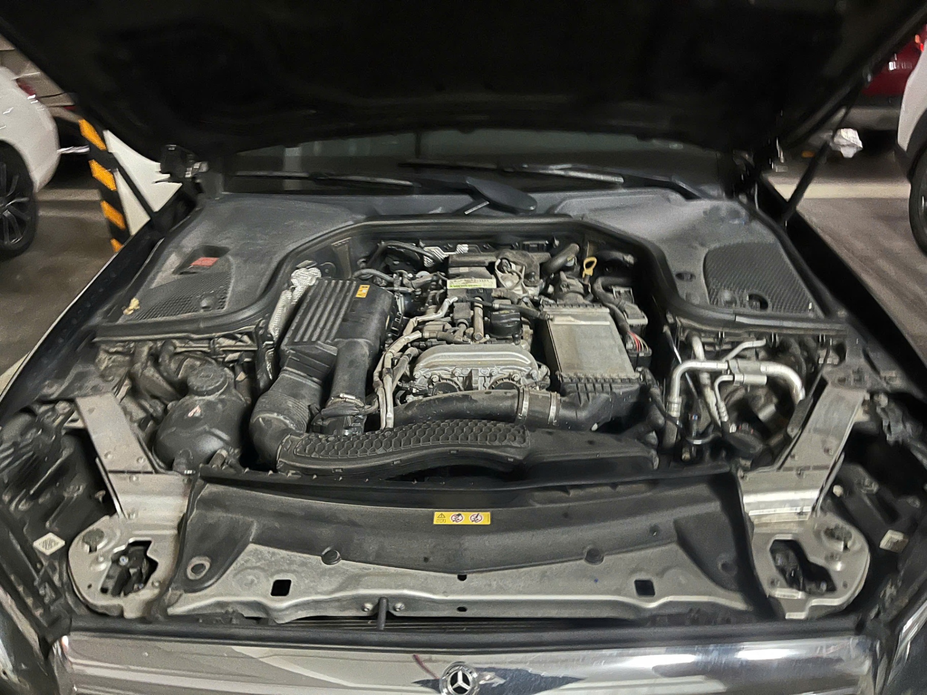 Mercedes E200 2017 - Khoang động cơ 5