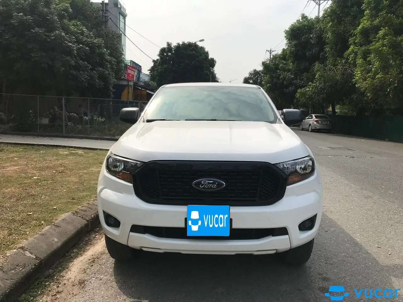 Ford Ranger 2021 màu trắng bọc nội thất giả da