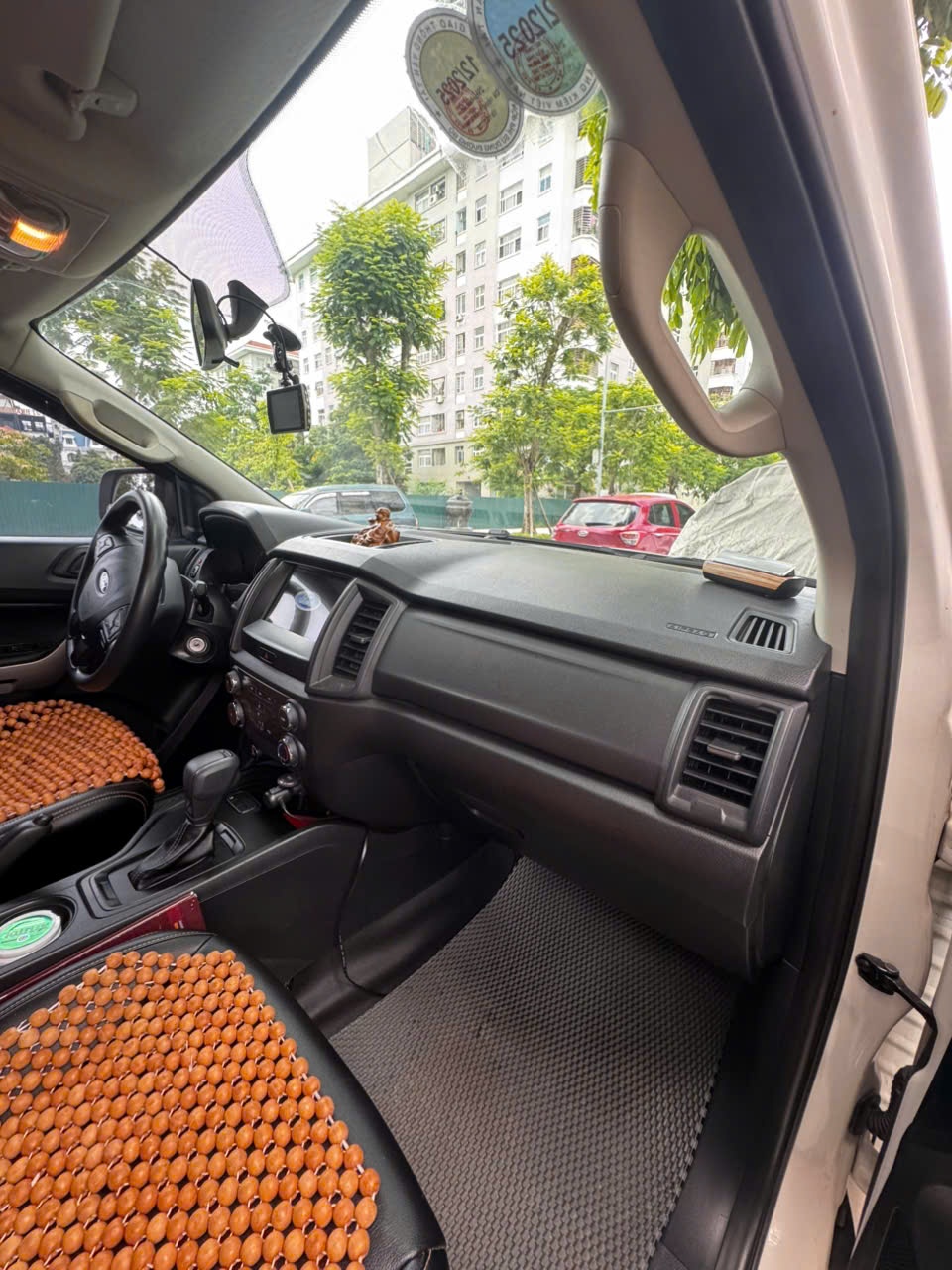 Ford Ranger 2021 màu trắng bọc nội thất giả da - Nội thất 6