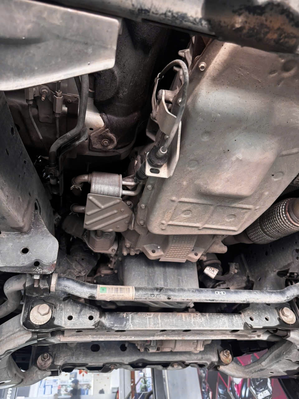 Ford Ranger 2021 màu trắng bọc nội thất giả da - Khoang động cơ 1