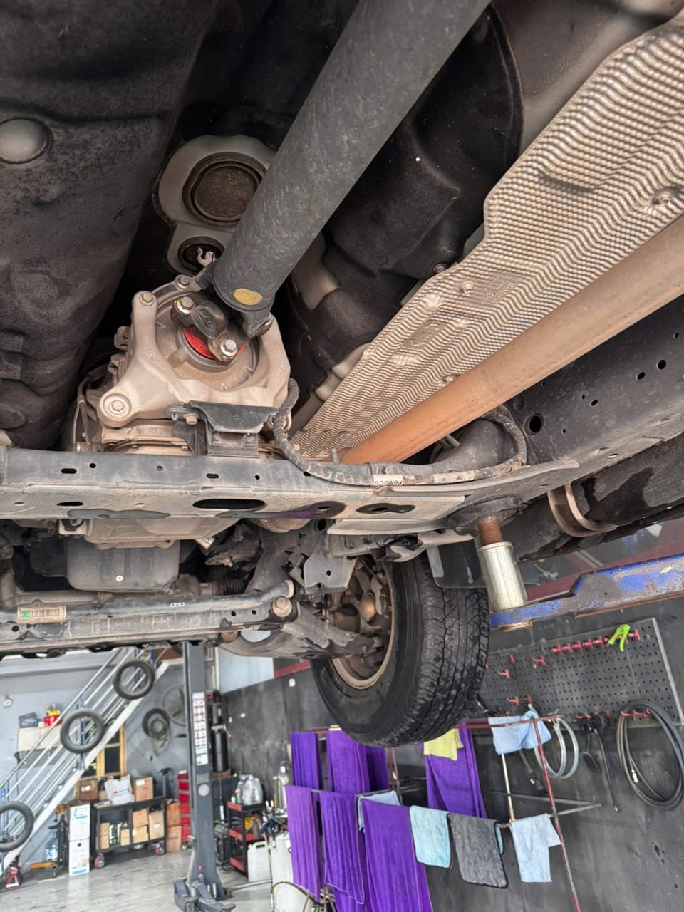 Ford Ranger 2021 màu trắng bọc nội thất giả da - Khoang động cơ 3