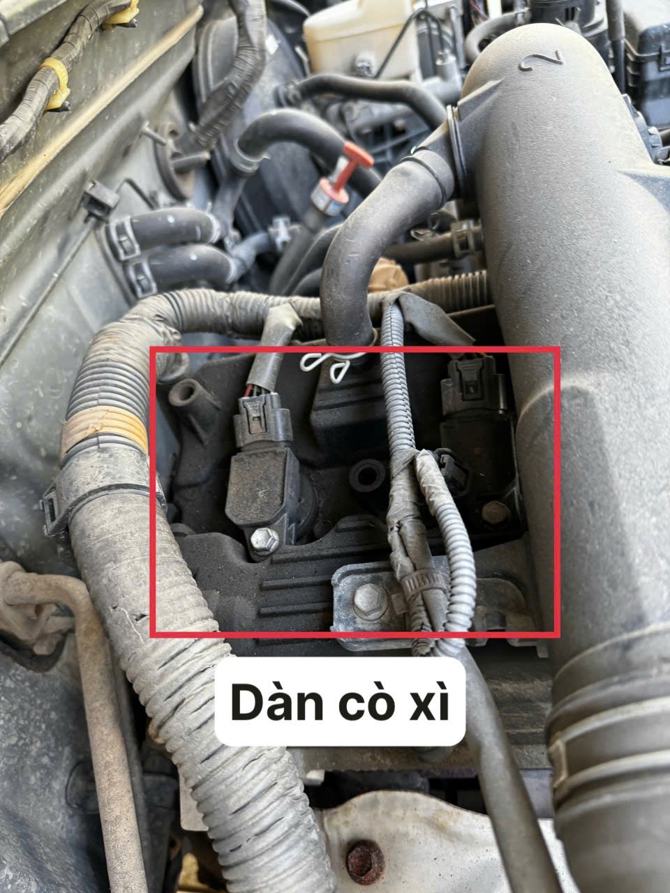 Toyota Fortuner 2.7 1 cầu 2015 - Khoang động cơ 6