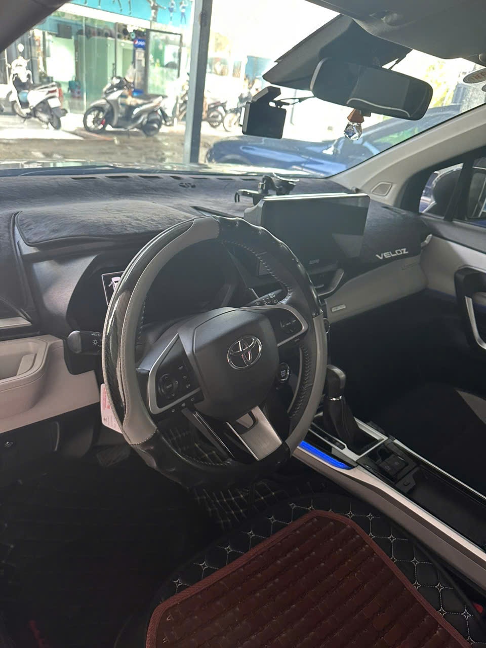 Toyota Velez 7 chỗ 2023 màu đen - Nội thất 3