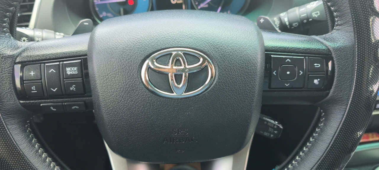 Toyota Fortuner máy dầu AT 1 cầu trắng ngọc trai 2023 - Nội thất 5