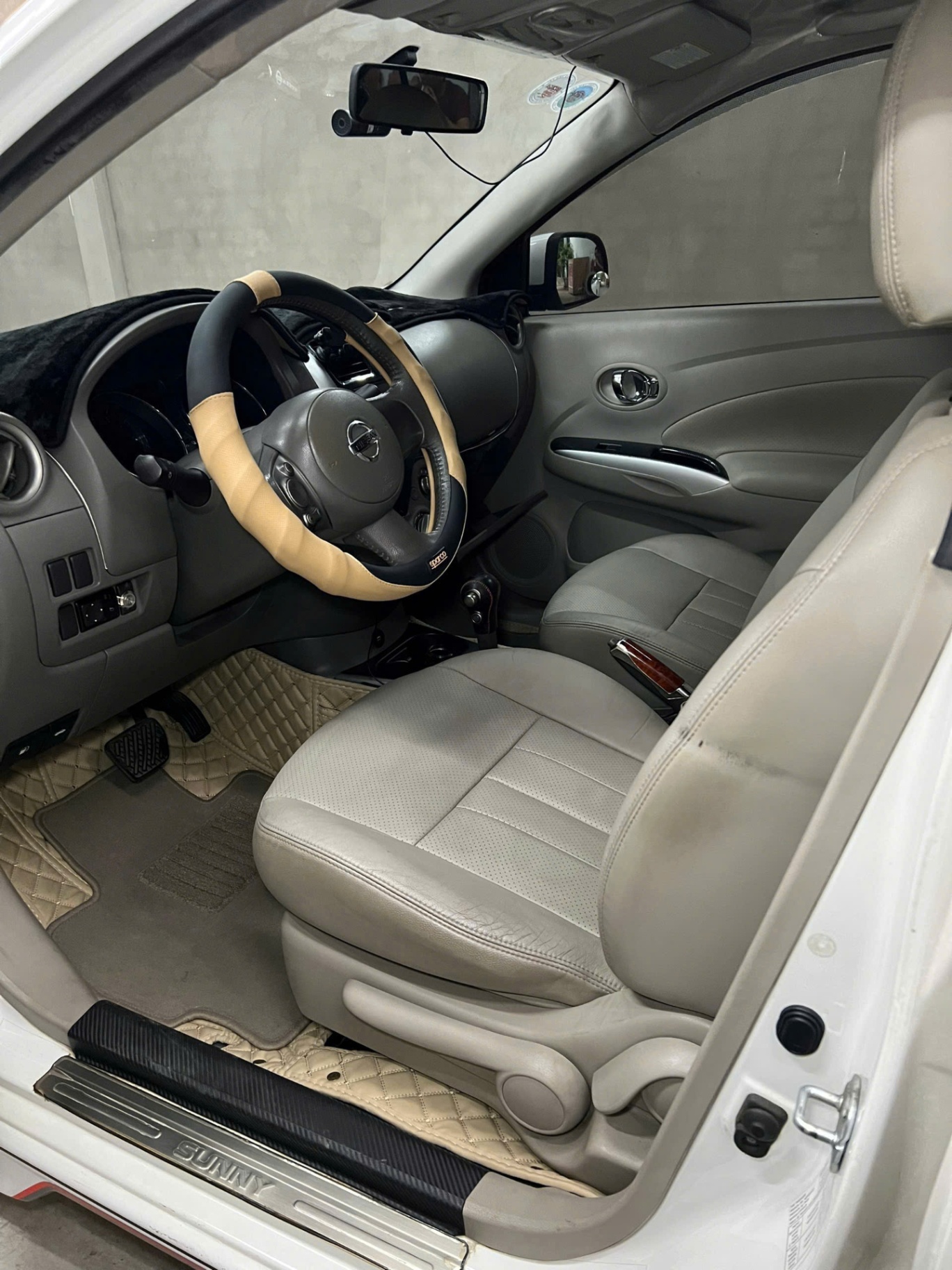 Nissan Sunny XV Premium S - Nội thất 2