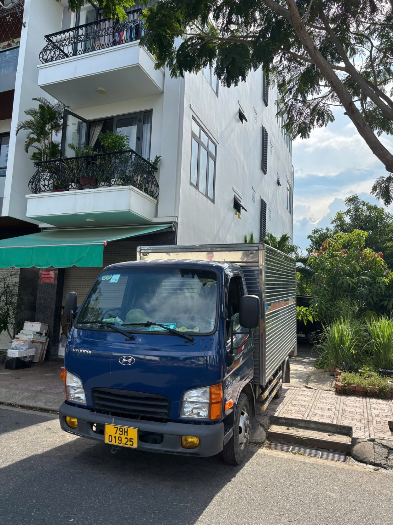 Hyundai n250 thùng kín 3,5m 2022  - Khoang động cơ 2