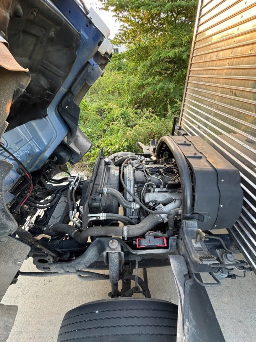 Hyundai n250 thùng kín 3,5m 2022  - Khoang động cơ 1