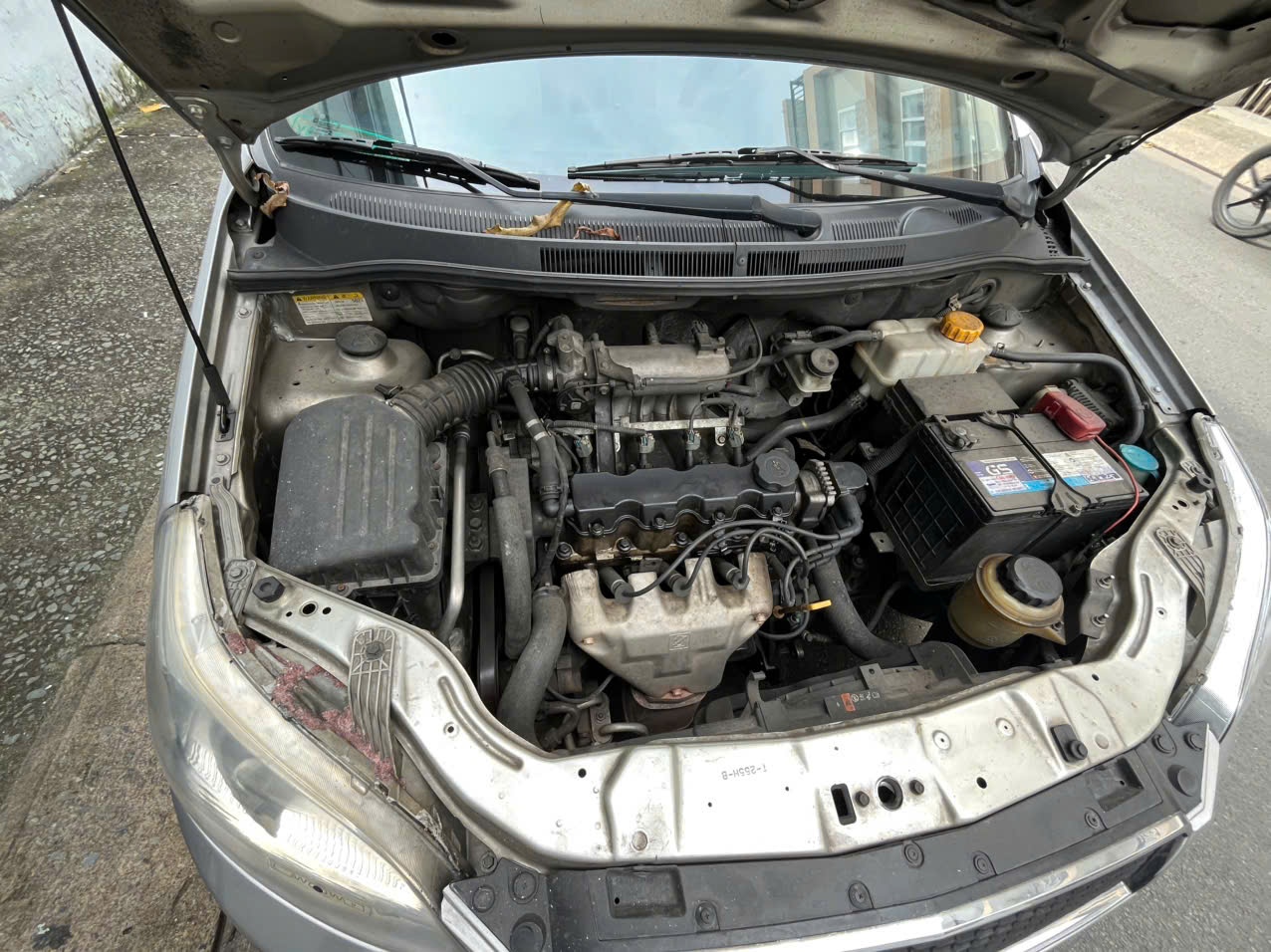 Chevrolet Aveo LTZ 1.5 AT 2015 - Khoang động cơ 1