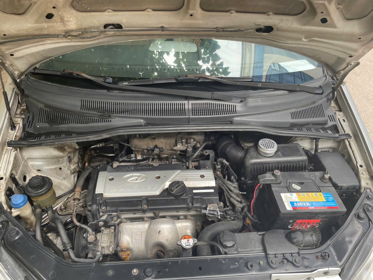 Hyundai Getz 1.4MT màu Bạc - Khoang động cơ 1