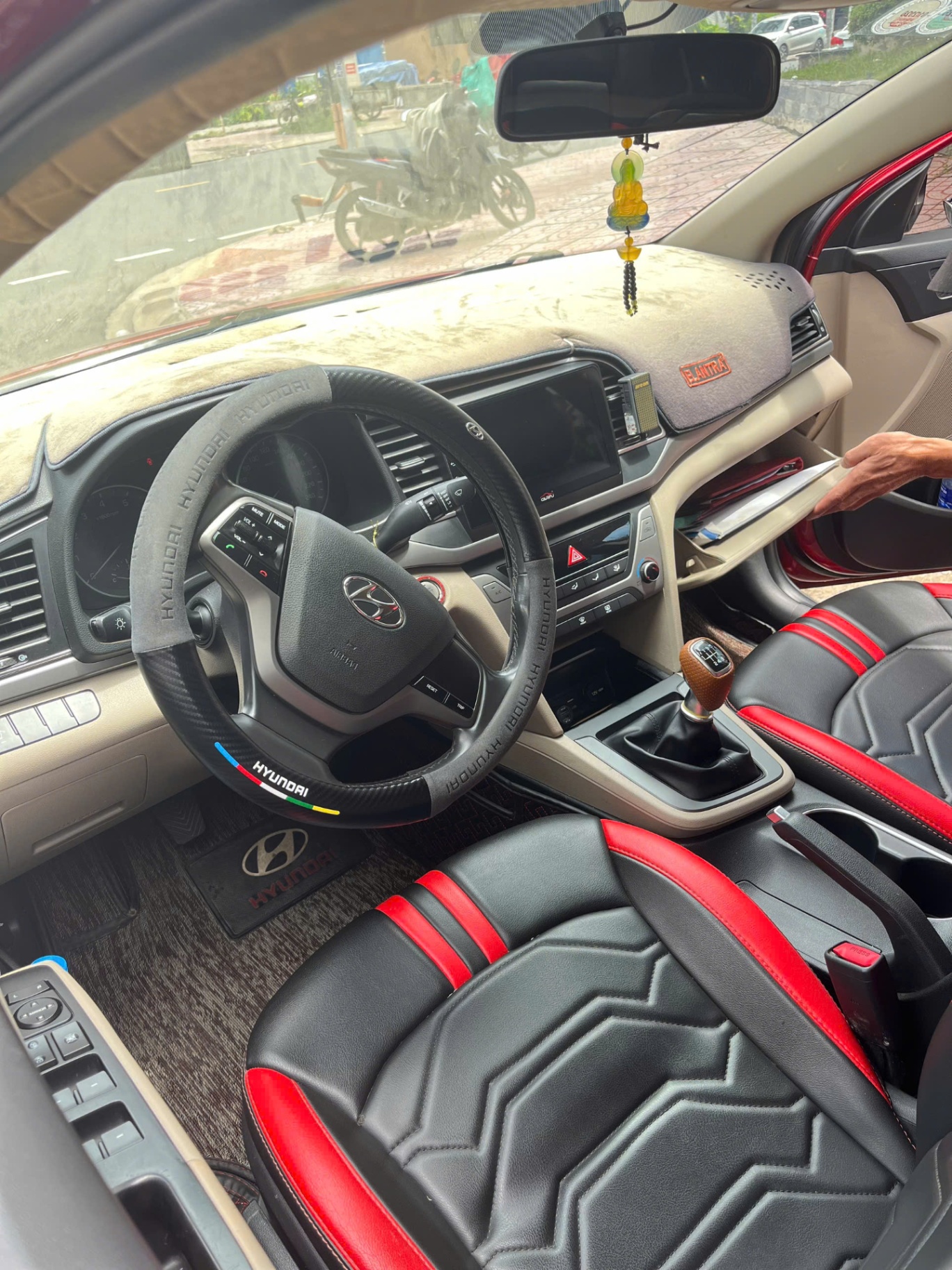Hyundai Elantra 1.6 MT 2018 - Nội thất 4