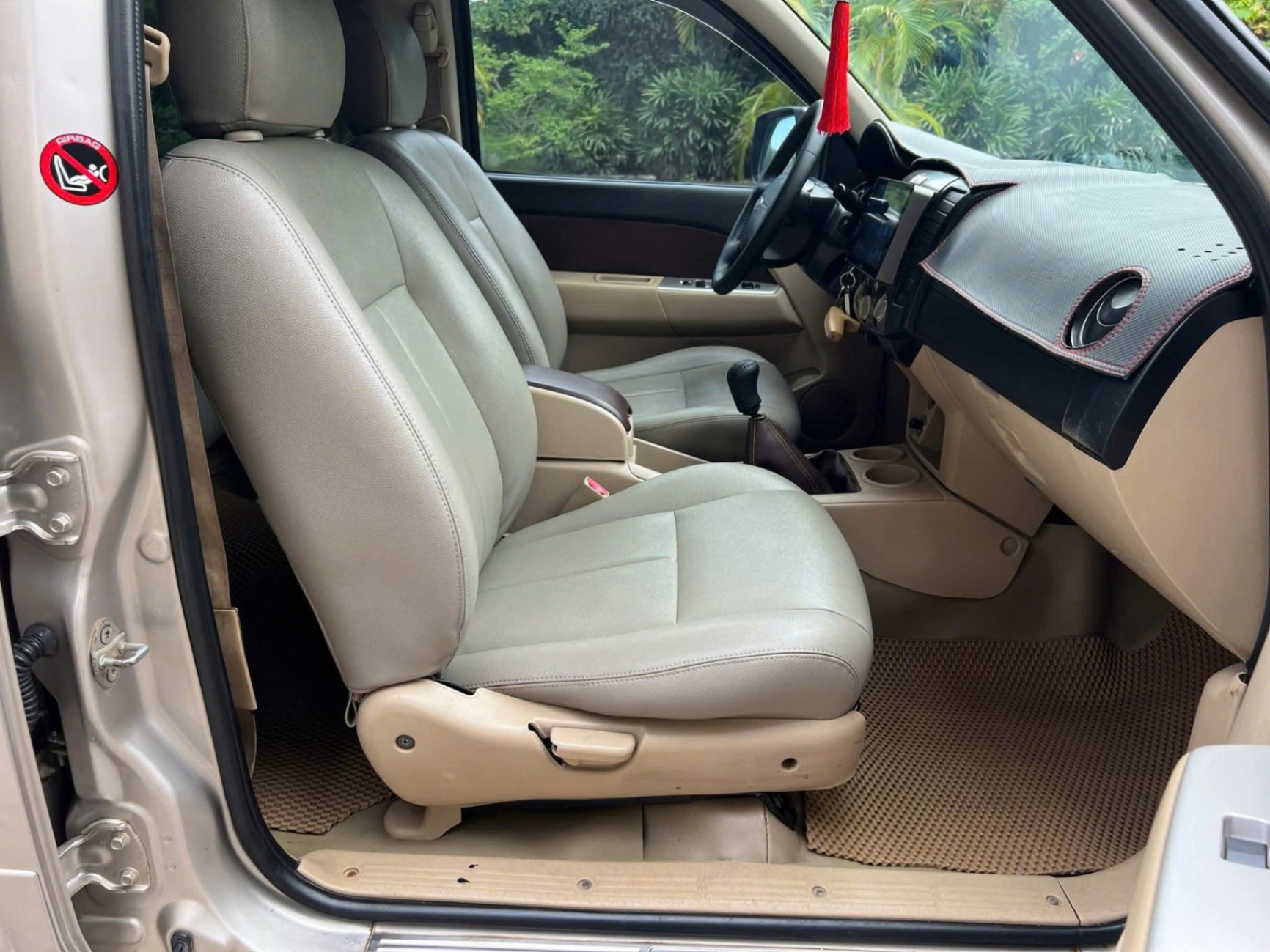 ford Everest 2010 - Nội thất 1