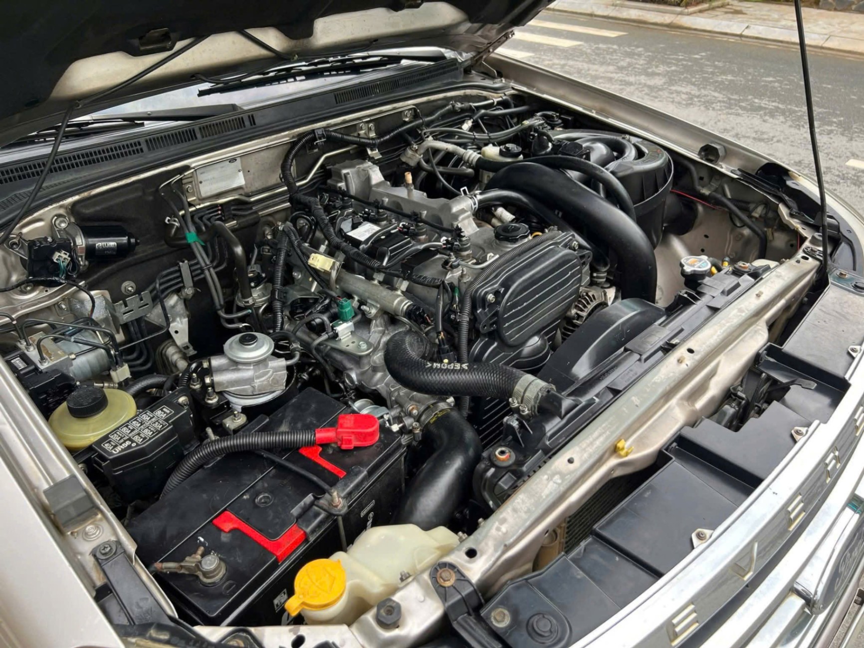 ford Everest 2010 - Khoang động cơ 1