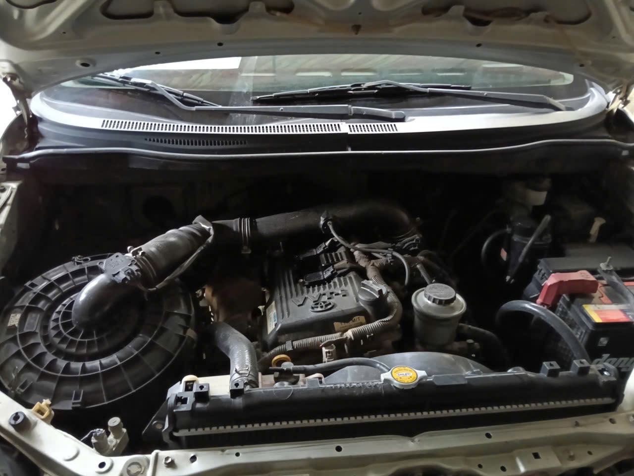 Toyota Innova 2006 - Khoang động cơ 1