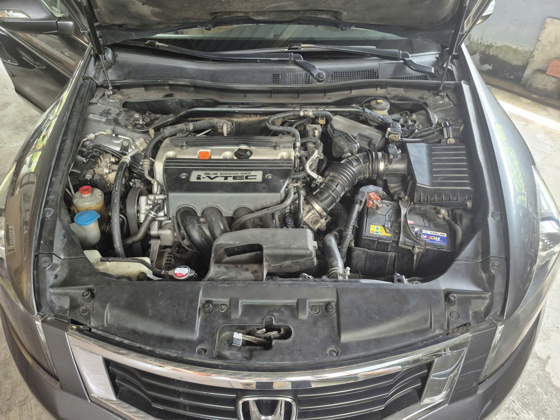 Honda Accord 2.4 AT 2008 - Khoang động cơ 1