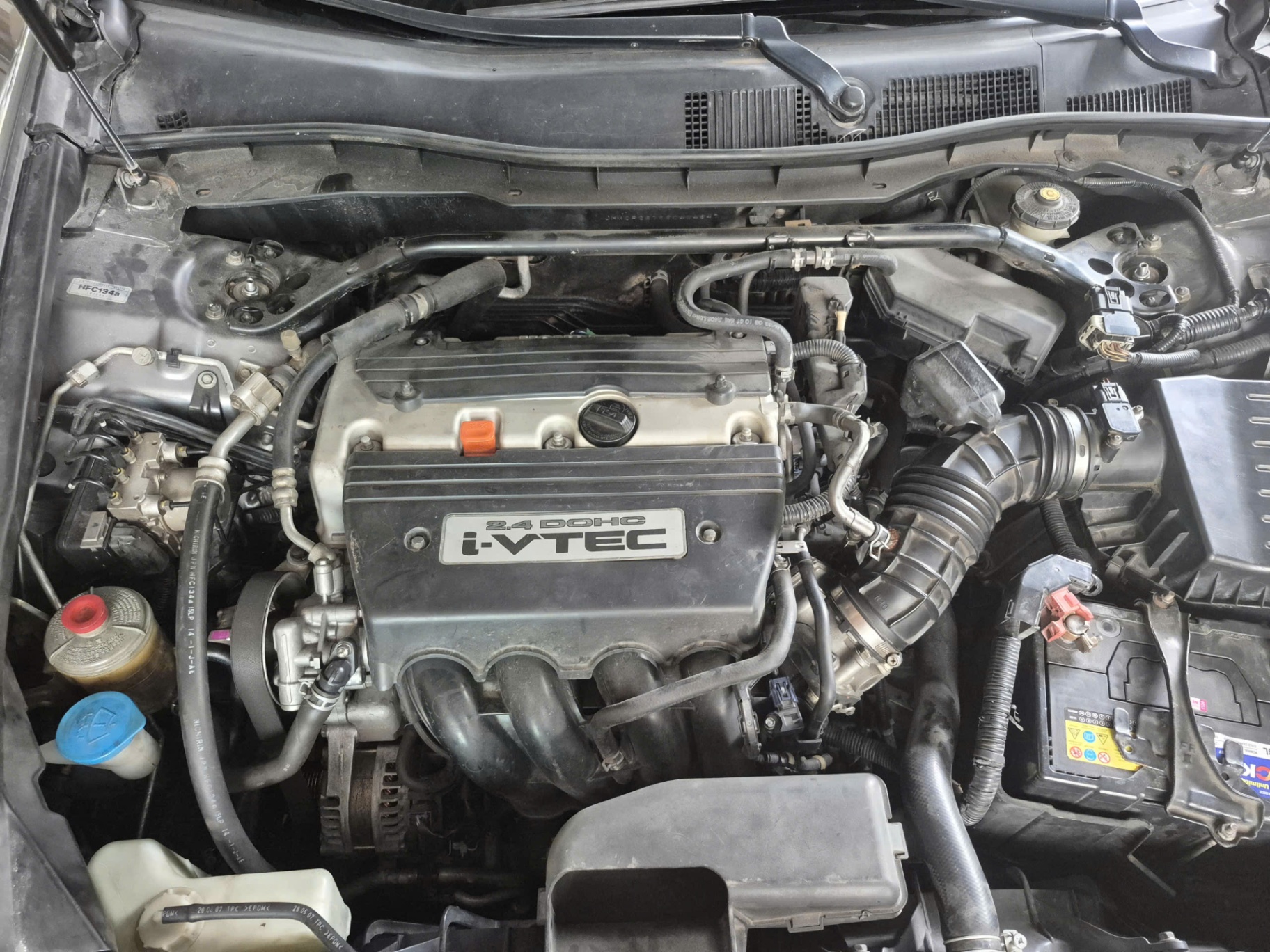 Honda Accord 2.4 AT 2008 - Khoang động cơ 2