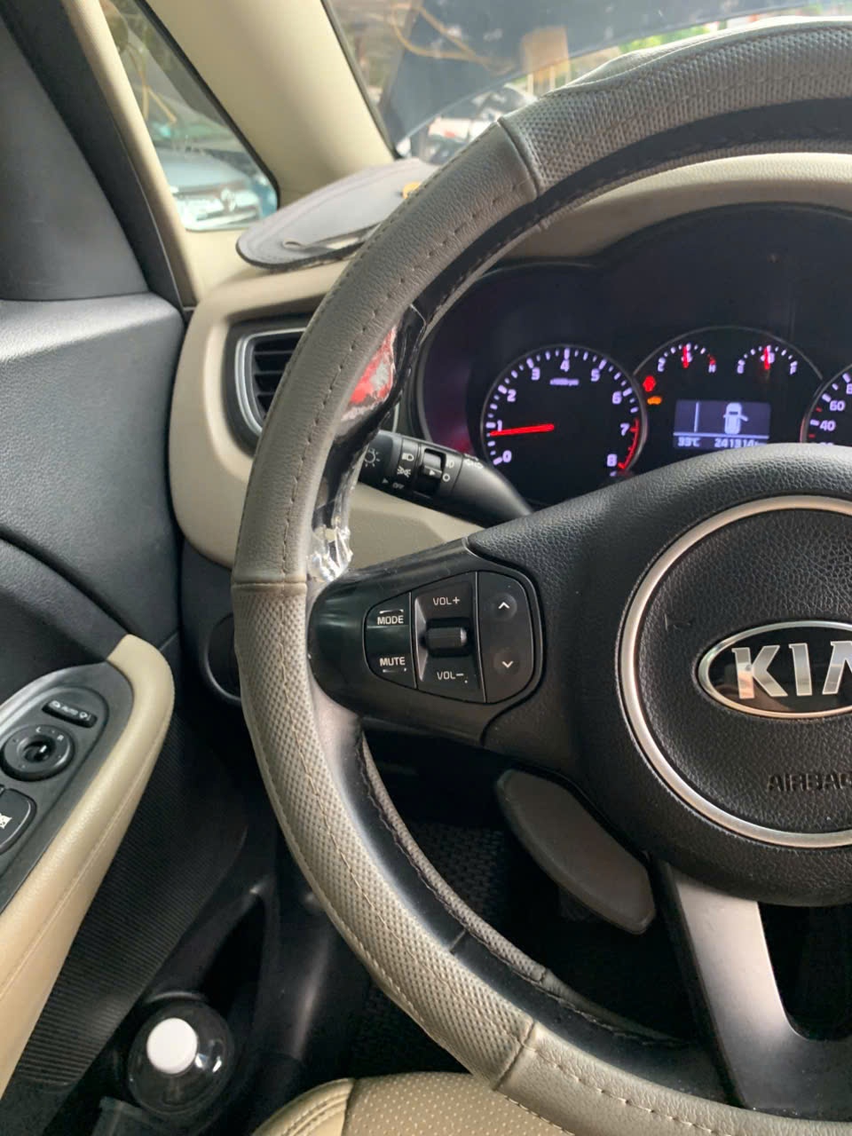 Kia Rondo số sàn 2017 - Nội thất 8