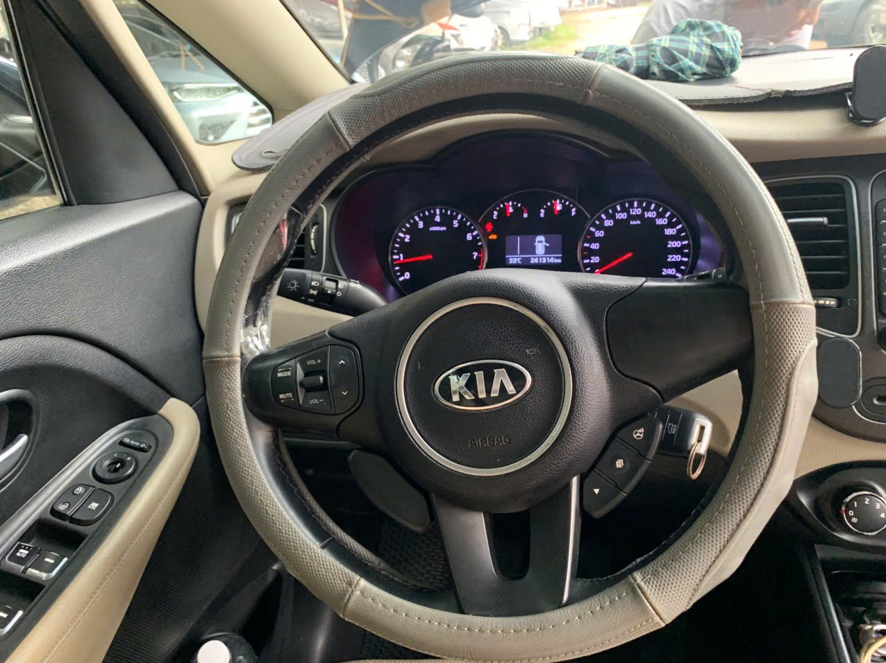 Kia Rondo số sàn 2017 - Nội thất 15