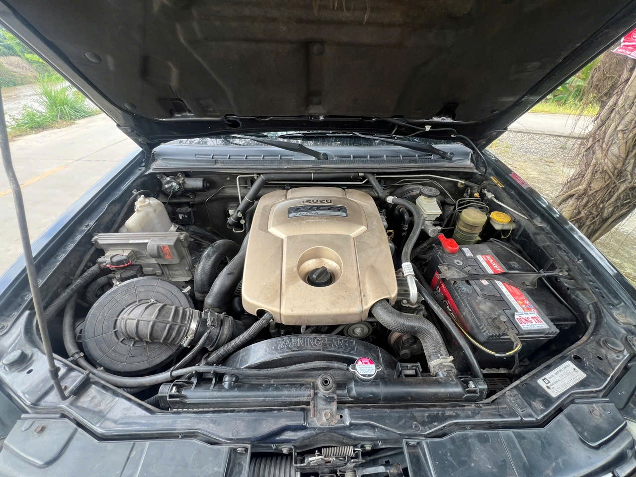 isuzu dmax AT 2011 - Khoang động cơ 1