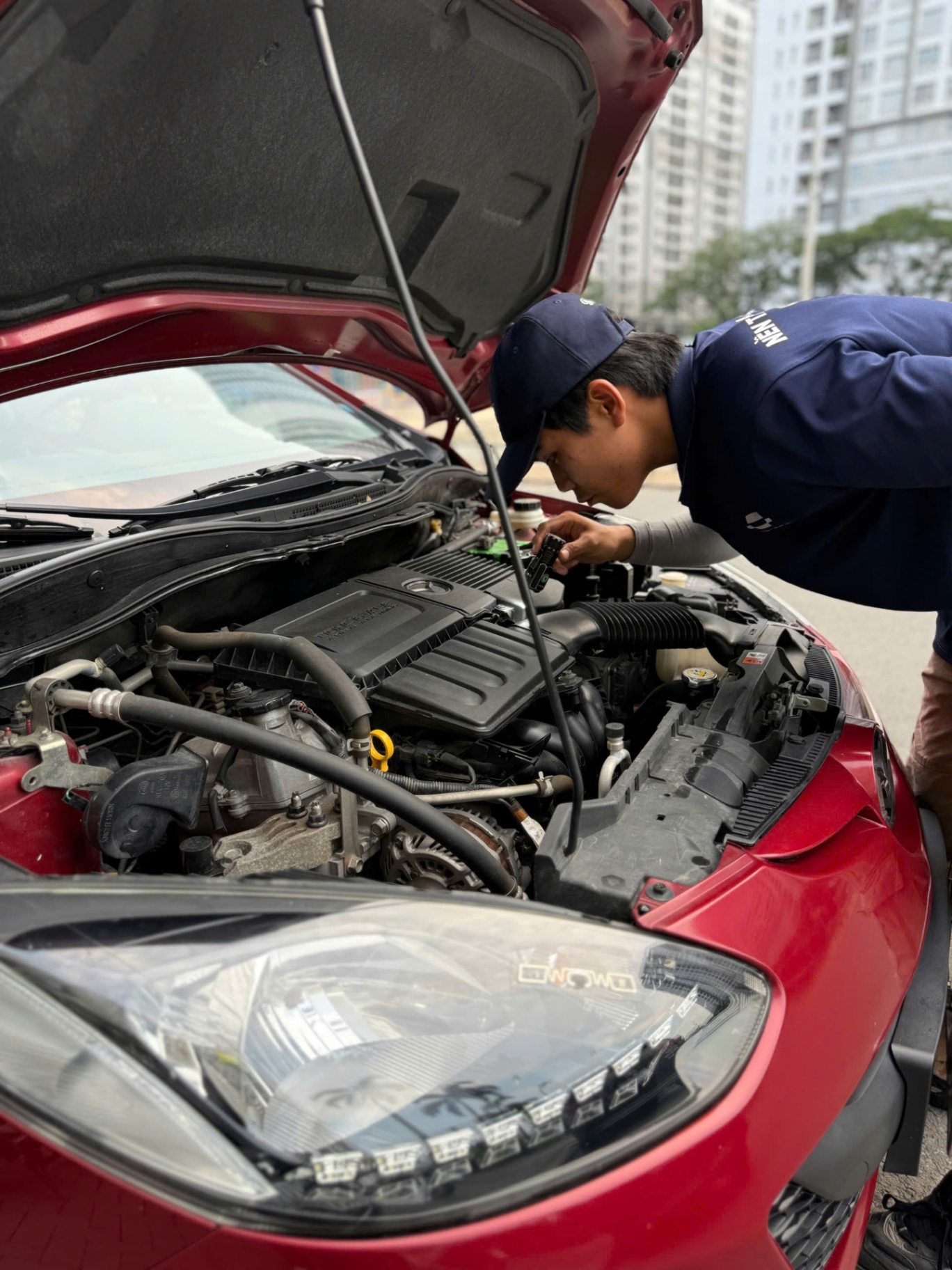 Mazda 2s 2015 màu đỏ - Khoang động cơ 1