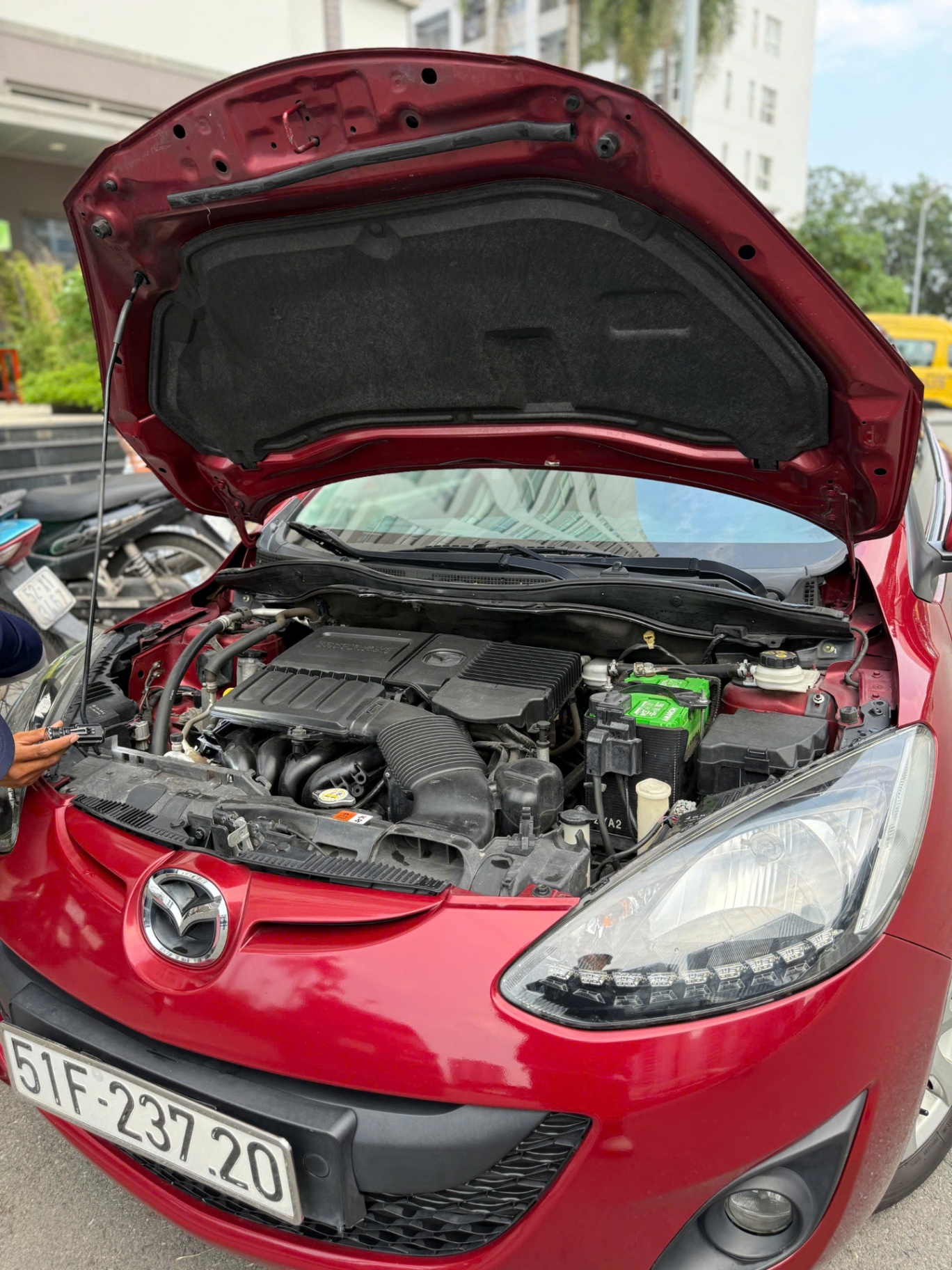 Mazda 2s 2015 màu đỏ - Khoang động cơ 2