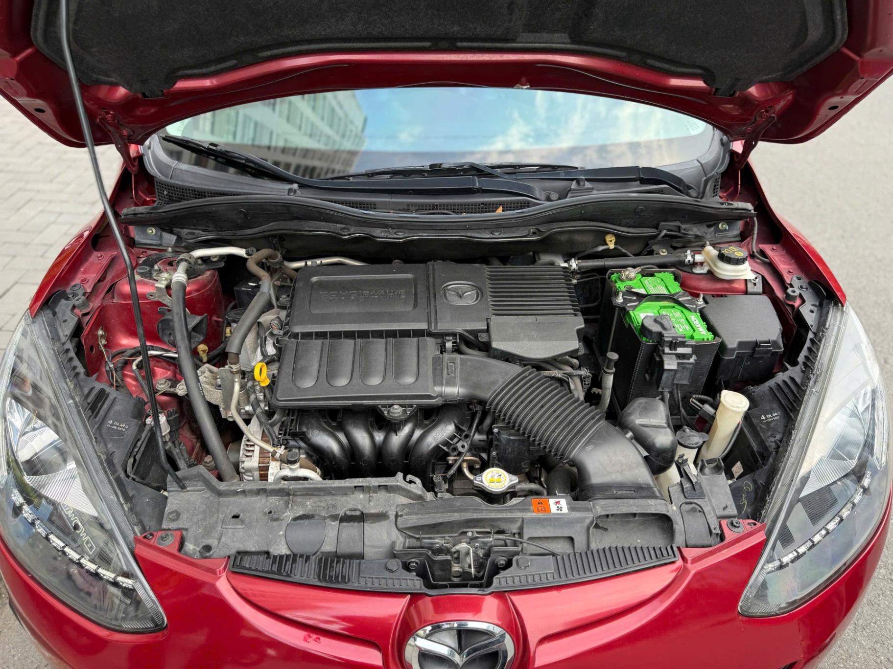 Mazda 2s 2015 màu đỏ - Khoang động cơ 3