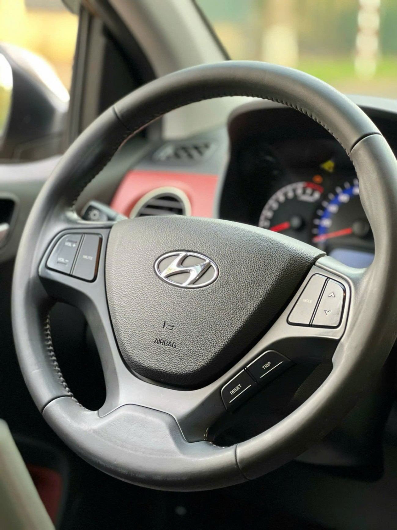 Hyundai i10 AT 2018 màu vàng cát - Nội thất 2