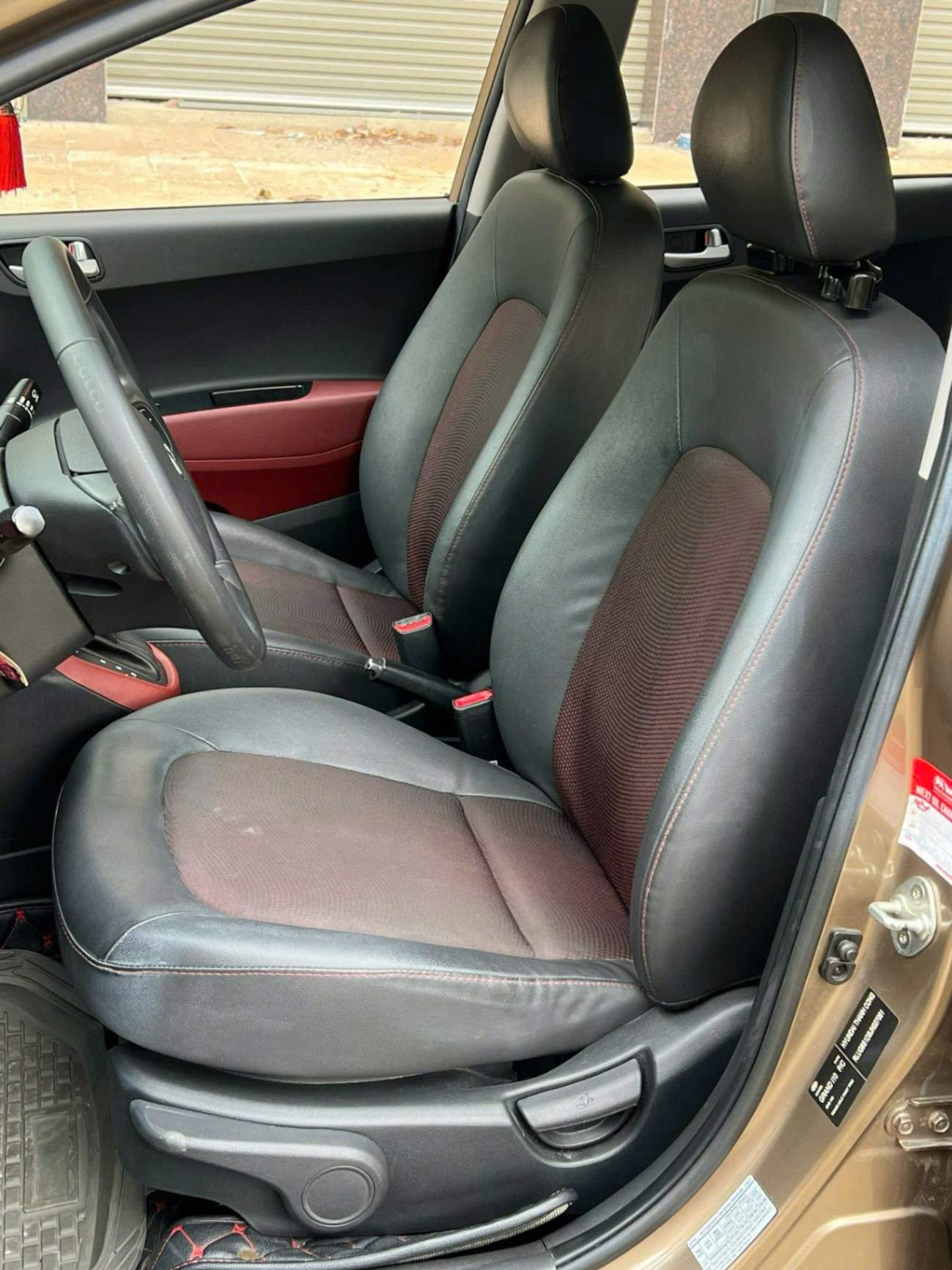 Hyundai i10 AT 2018 màu vàng cát - Nội thất 1