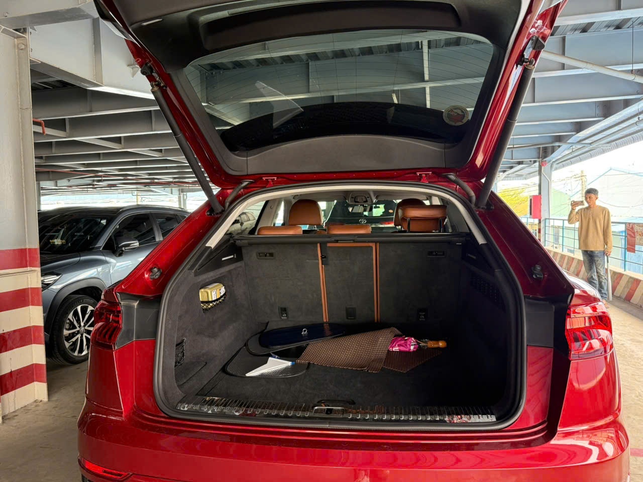 Audi Q8 55 TFSI S-Line Quattro 2020 - Khoang động cơ 1