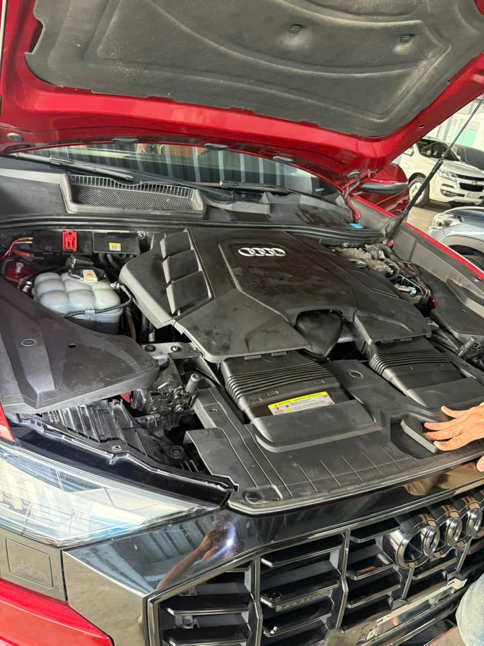 Audi Q8 55 TFSI S-Line Quattro 2020 - Khoang động cơ 3