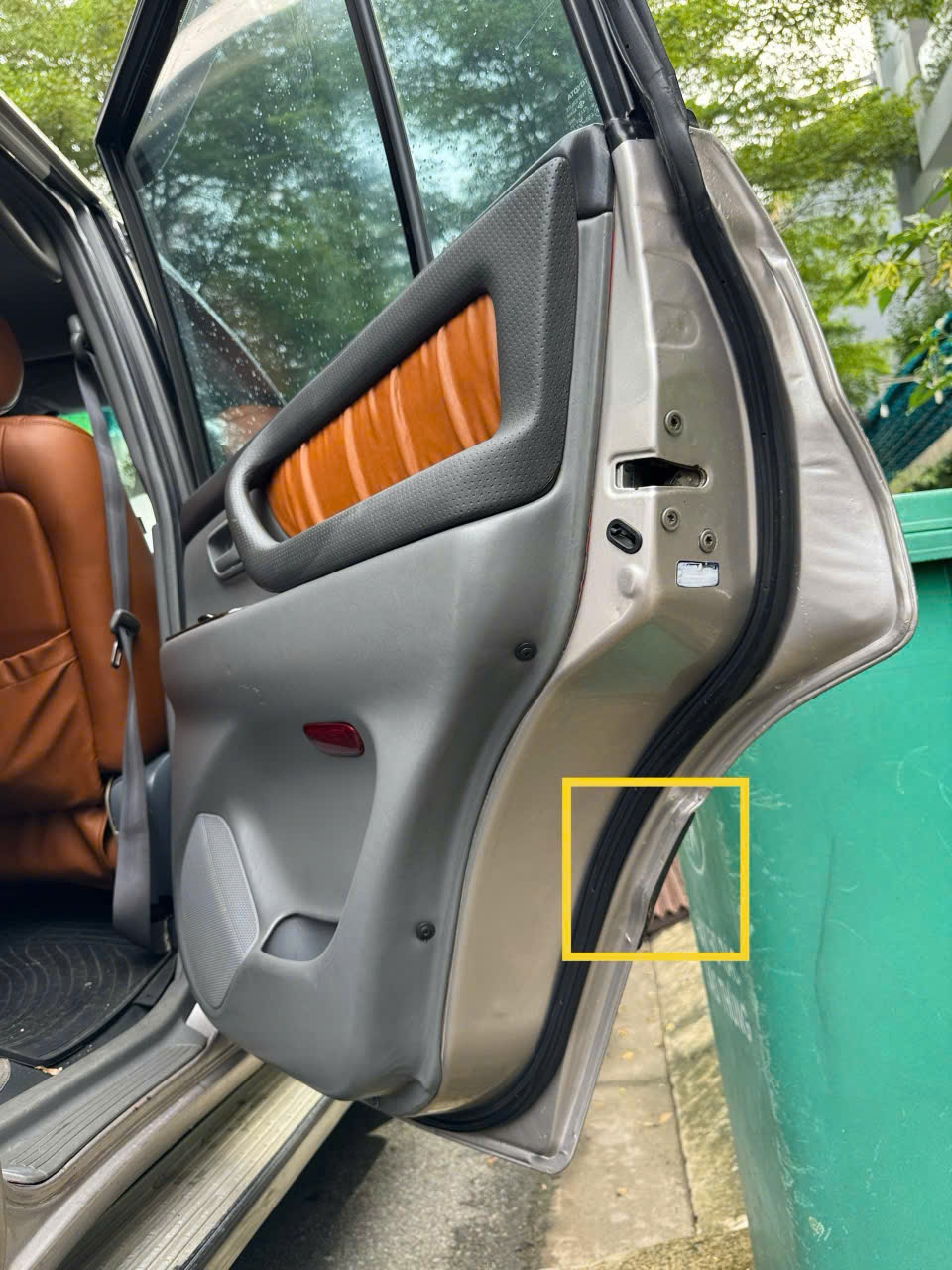Toyota Land Cruiser 2001 - Khoang động cơ 10