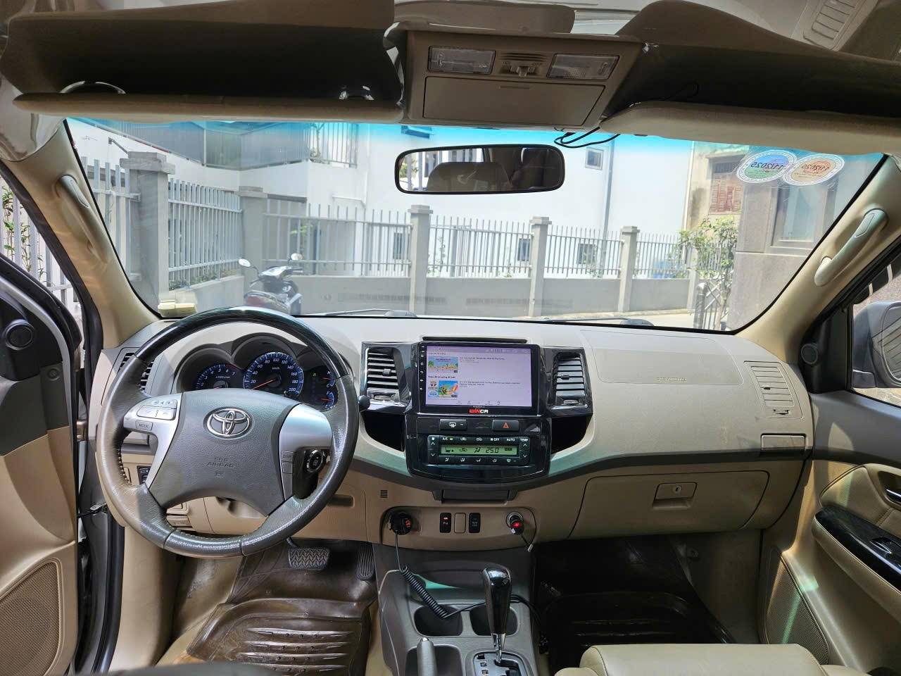 Toyota Fortuner AT 4x2 xăng 2014 - Nội thất 2