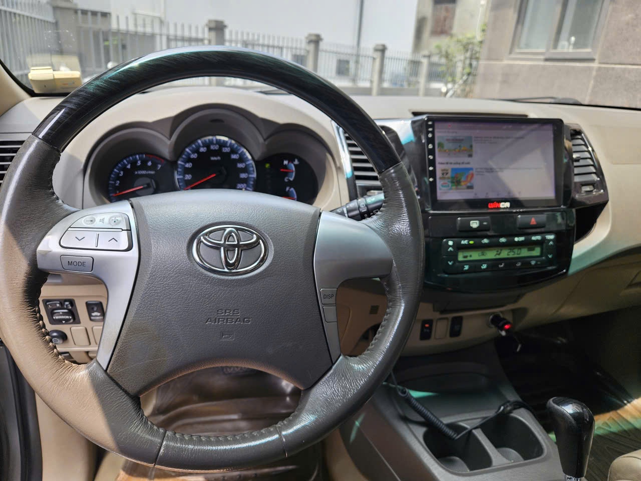 Toyota Fortuner AT 4x2 xăng 2014 - Nội thất 3