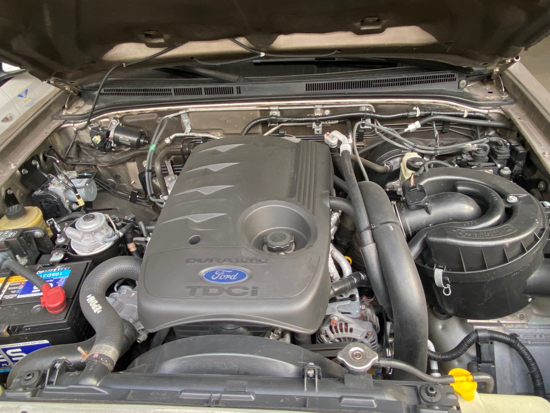 Ford Everest 2015 AT - Khoang động cơ 1