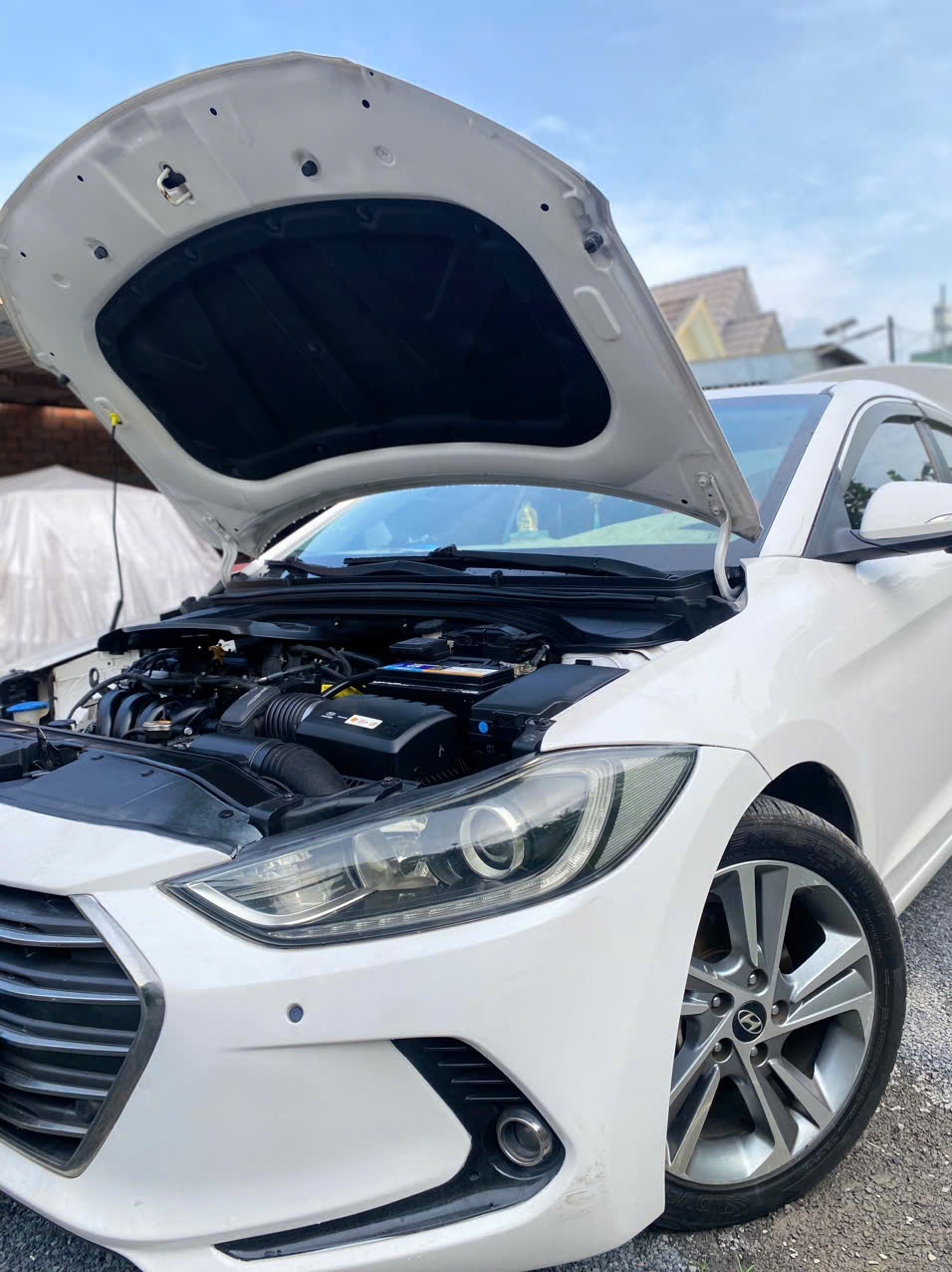 Huyndai Elantra 2017  - Khoang động cơ 1