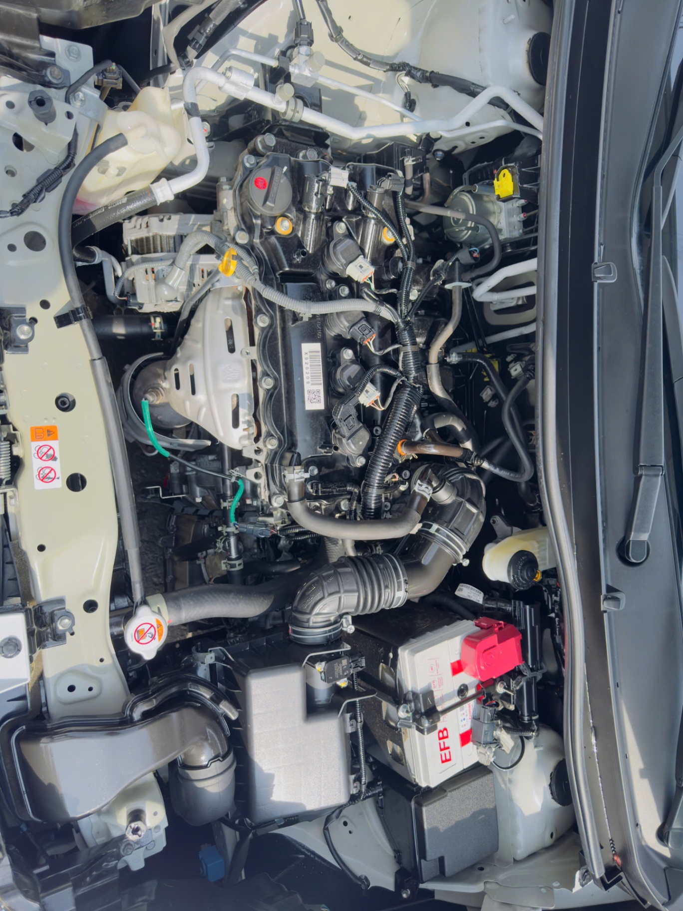 Toyota Veloz Cross Top 2022 - Khoang động cơ 2