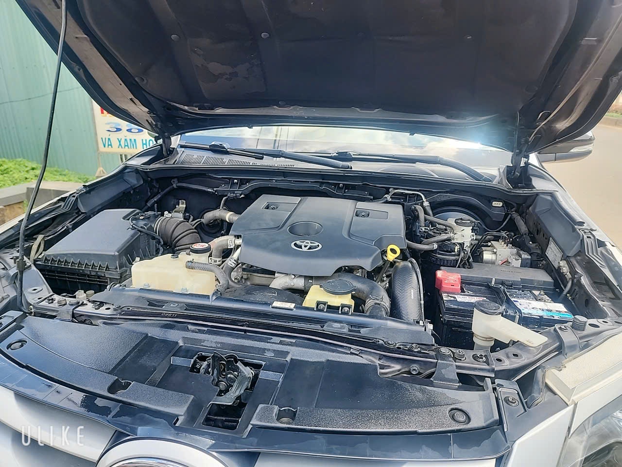 Toyota Fortuner số sàn màu tím ánh kim 2017 - Khoang động cơ 2