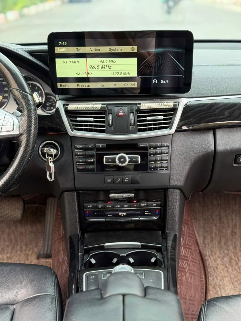 Mercedes-Benz E250 2011 - Nội thất 7