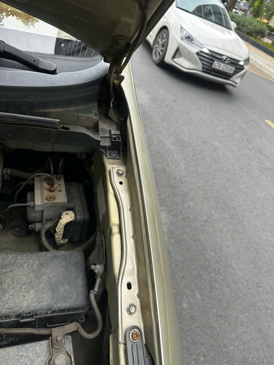 Toyota Innova 2007  - Khoang động cơ 11