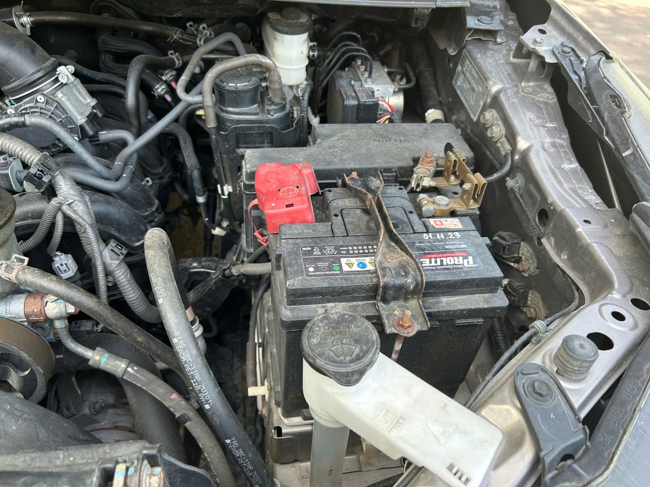 Toyota Inova E 2018 màu đồng ánh kim - Khoang động cơ 1