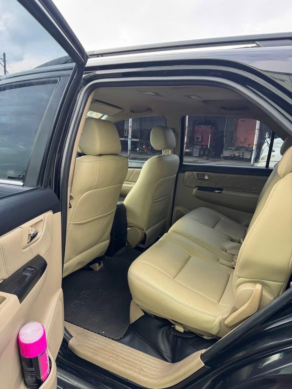 Toyota Fortuner Máy xăng, màu đen, nội thất kem, đề nổ, bốn bánh quay tròn 2015  - Nội thất 4