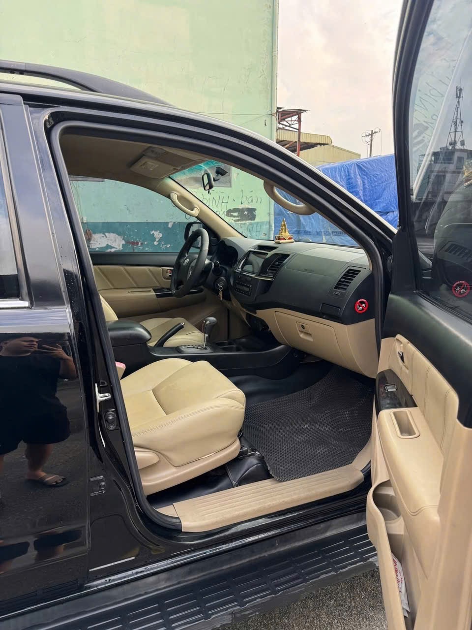 Toyota Fortuner Máy xăng, màu đen, nội thất kem, đề nổ, bốn bánh quay tròn 2015  - Nội thất 3