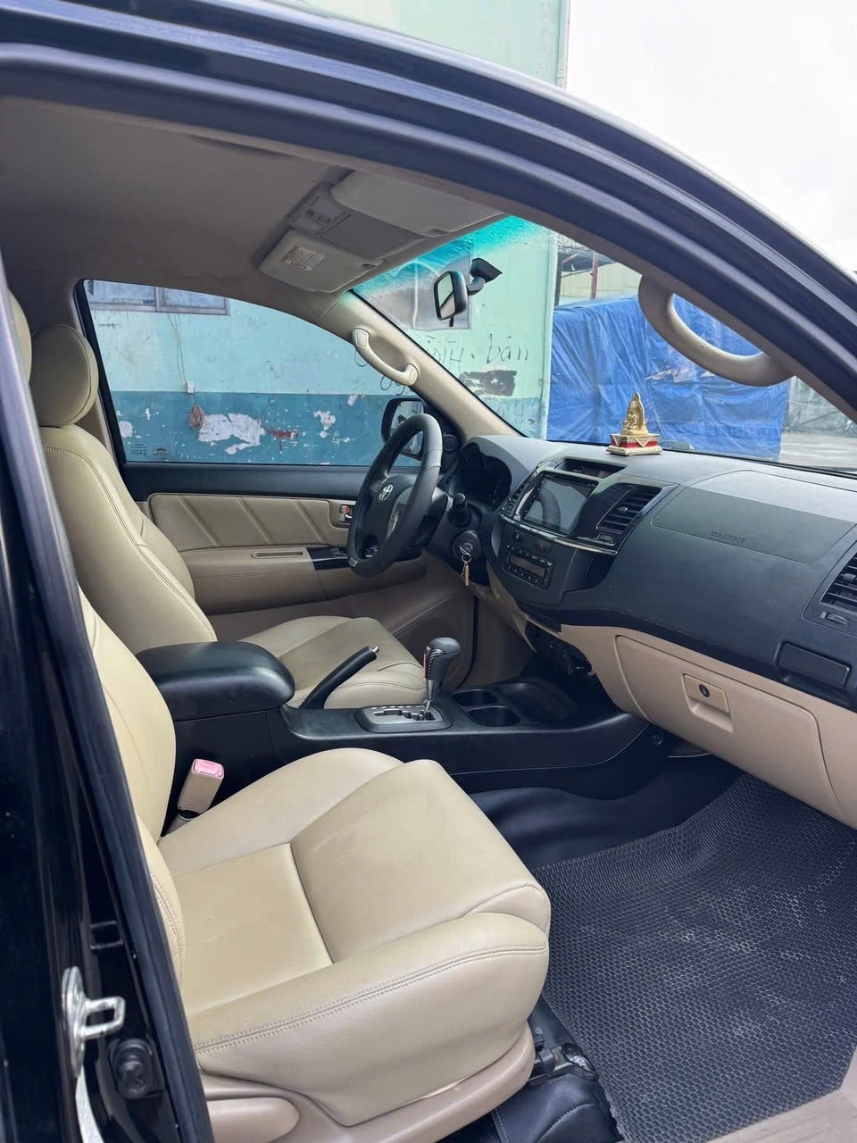 Toyota Fortuner Máy xăng, màu đen, nội thất kem, đề nổ, bốn bánh quay tròn 2015  - Nội thất 2