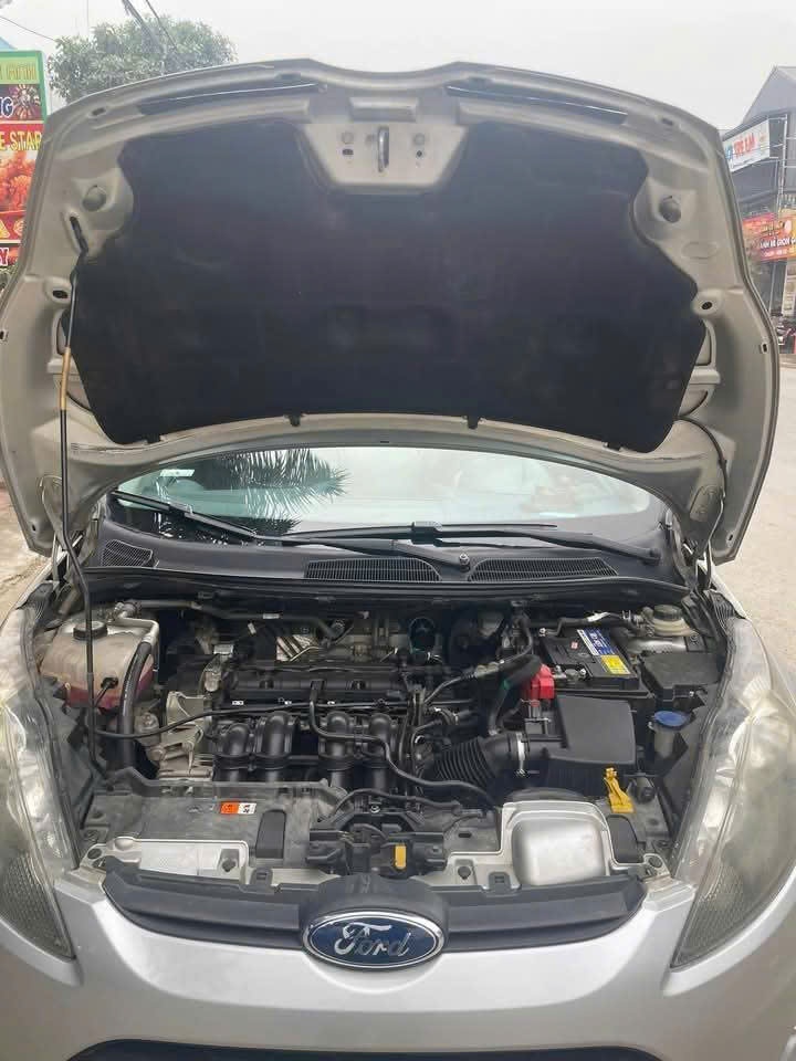 Ford Fiesta 2013 - Khoang động cơ 1