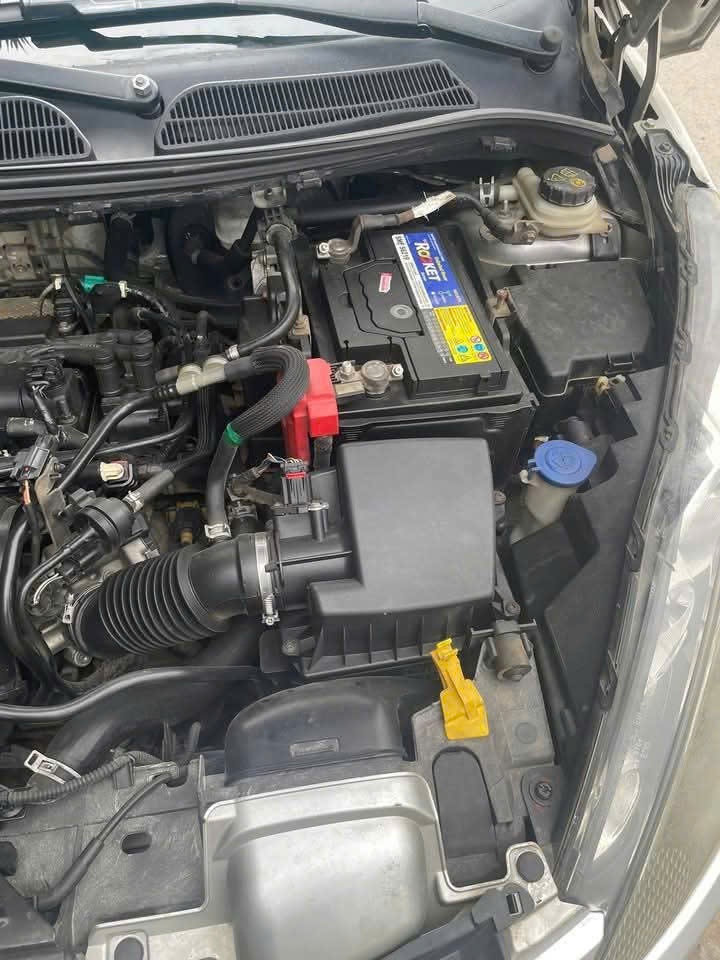 Ford Fiesta 2013 - Khoang động cơ 2