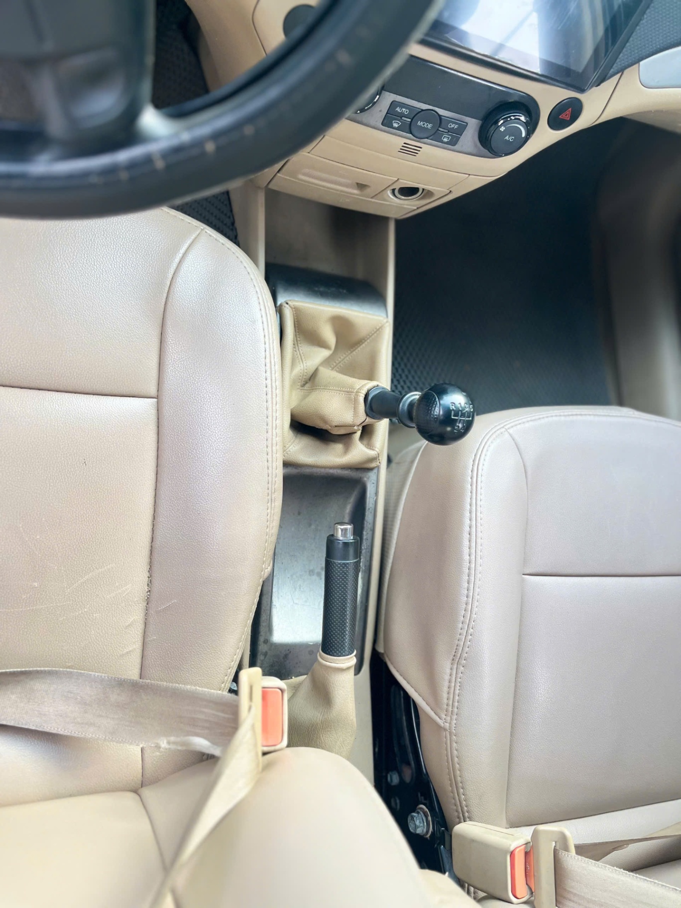 Chevrolet Aveo LT 1.5 MT 2015. - Nội thất 2