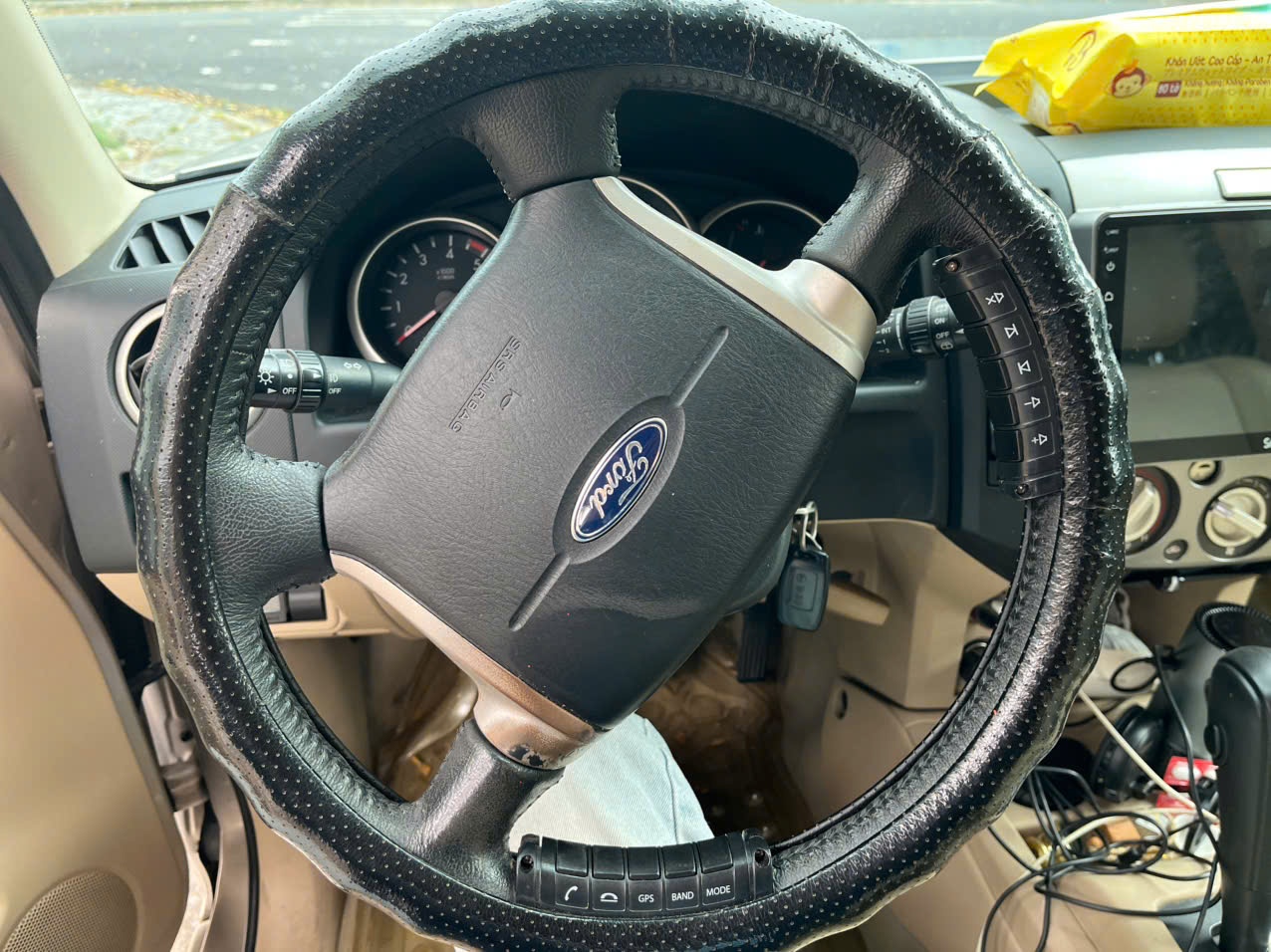 Ford Everest Limited 2010  - Khoang động cơ 1